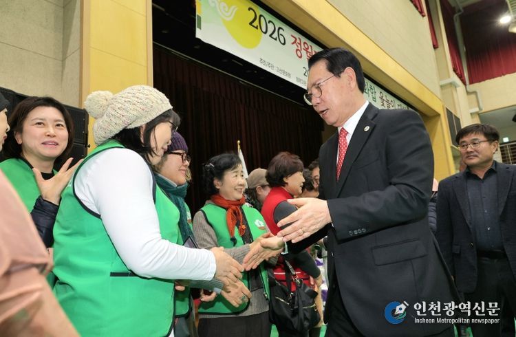 27일 괴산국민체육센터 정월대보름 군민화합 행사에서 송인헌 괴산군수가 군민들과 인사를 나누고 있다.