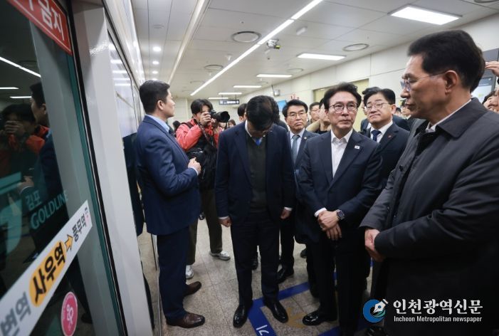 김민석 국무총리가 27일 경기도 김포시 사우역에서 김포 골드라인 열차를 타고 승객 과밀 상황을 점검하고 있다.