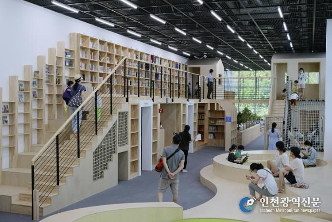 서대문자연사박물관 3층에 위치한 ‘북파크’ 전경. 이곳에서 올해 주요 환경·생태 기념일이나 절기에 맞춰 ‘자연을 담은 북큐레이션’이 열린다.