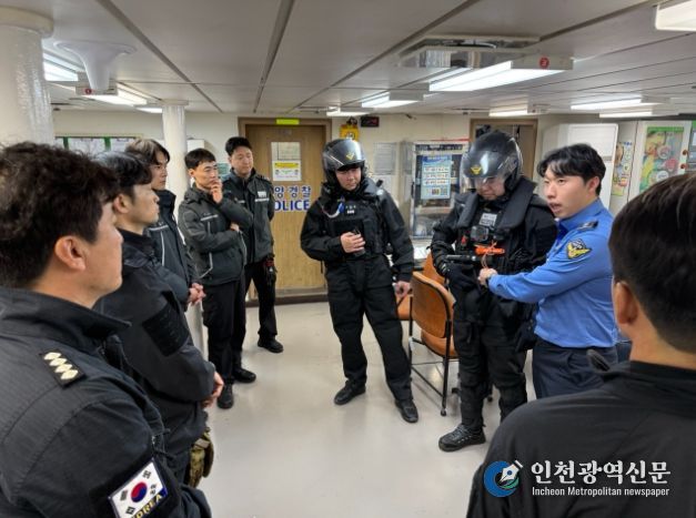 해상특수기동대 장구류를 점검하고 있는 서특단 소속 해양경찰