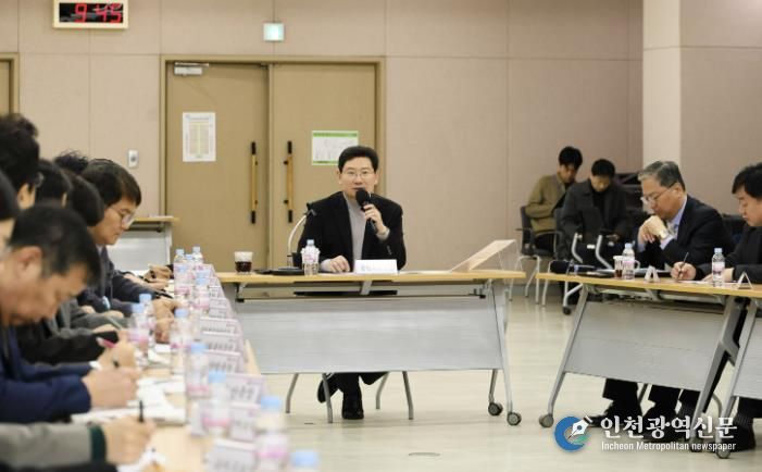 3일 수지구청에서 열린 현장 간부 공무원 회의에 참석한 이상일 시장이 발언하고 있다