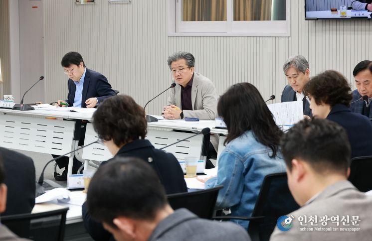 정용래 유성구청장이 4일 확대간부회의를 주재하고 있다.