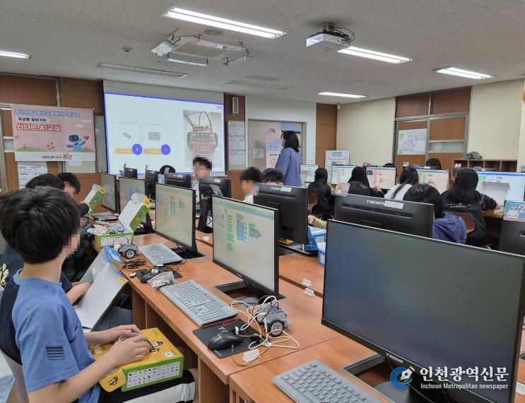 지난해 ‘찾아가는 공교육’ 중 ‘신나는 AI 교실’에 참여한 아이들 모습