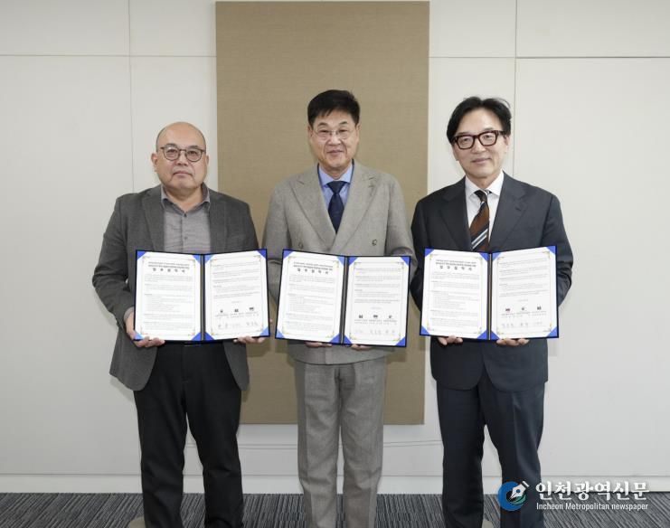 (왼쪽부터)윤태식 kt Brand 전략실장, 정문헌 종로구청장, 한수 대한민국역사박물관장