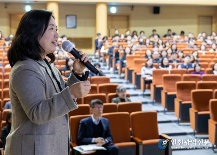 3월 10일 세종시교육청 대강당에서 열린 ‘부교육감과 함께하는 청렴 교육’에서 구연희 교육감 권한대행의 강의 모습