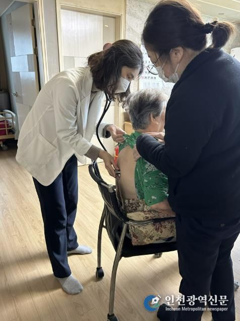 안산형 방문의료지원 사업 소속 의료진이 거동이 불편한 어르신 자택을 방문해 건강상태를 체크하고 있다