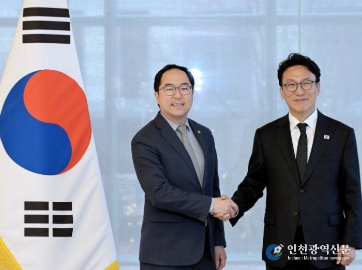 미국을 방문 중인 김민석 국무총리가 12일(현지시간) 미국 워싱턴DC 백악관에서 앤디 김(Andy Kim) 상원의원과 면담을 하고 있다.(국무조정실)