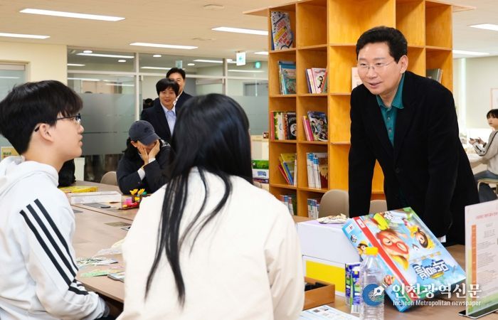 이상일 용인특례시장이 14일 동천청소년문화의집 시설을 방문해 청소년 이용자들과 이야기를 나누고 있다.