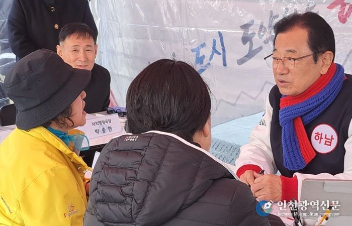 13일 미사역 시계탑 일대에서 열린 ‘이동시장실’에서 한 시민이 망월천 환경개선과 관련하여 이현재 하남시장에게 건의를 하고 있다.