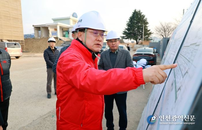 주낙영 경주시장이 안강읍 북경주복합문화복지센터 건립 공사 현장을 방문해 해빙기 안전 점검과 공사 진행 상황을 확인하고 있다.