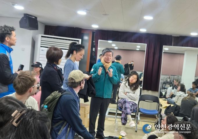 임시대피소에서 이재민에게 설명하고 있는 김길성 중구청장