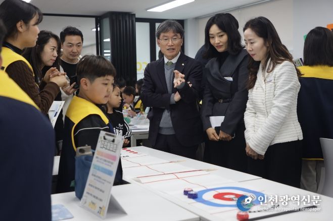 천창수 교육감이 14일 울산수학문화관에서 열린 '파이데이' 행사에 참석에 현장을 둘러보고 있다