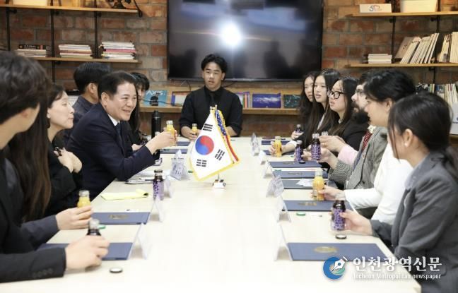 안양시가 16일 오후 2시 시청 3층 접견실에서 가든그로브시 청소년 민박연수단 간담회를 열고 있다