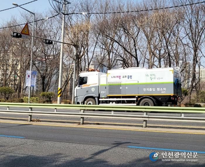도로 물청소 중인 모습