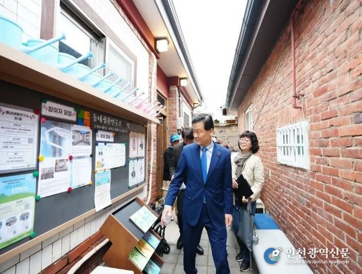 이승로 성북구청장이 지난 14일 한;평 동네생활연구소를 둘러보고 있다.