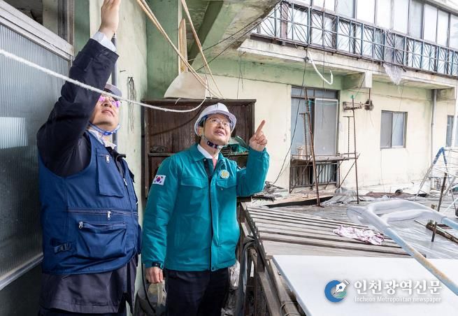 해빙기 대비 안전점검을 실시하고 있는 최호권 영등포구청장