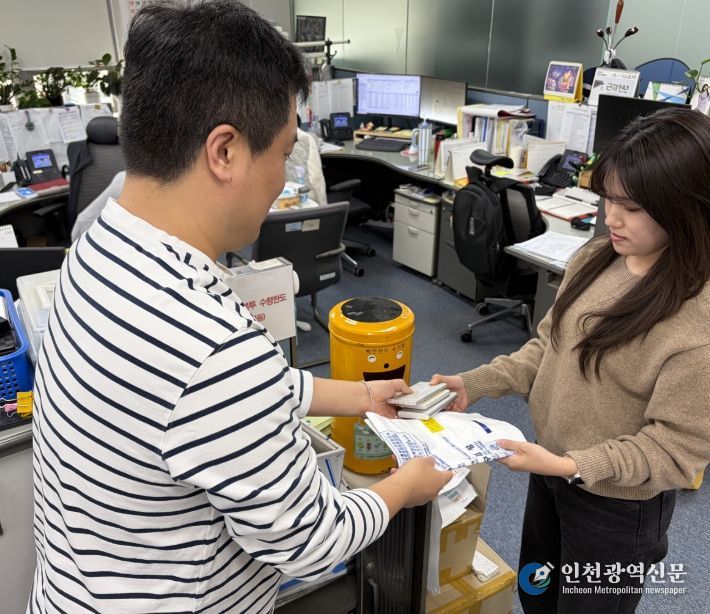 도봉구민이 폐보조배터리 등을 종량제봉투로 교환 받고 있다.