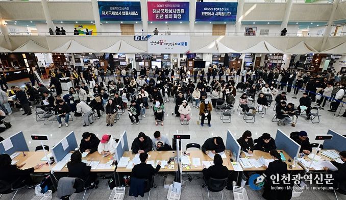 2026년 3월 16일 시청 중앙홀에서 천원주택 예비입주자 접수를 받고 있다