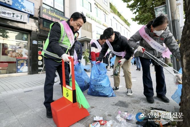 서대문구가 관내 전역에서 ‘봄맞이 대청소 및 생활폐기물 다이어트 캠페인’을 대대적으로 전개한다. 사진은 지난해 10월 30일 연희로 일대에서 이성헌 구청장과 주민, 공무원들이 거리 청소를 하는 모습.