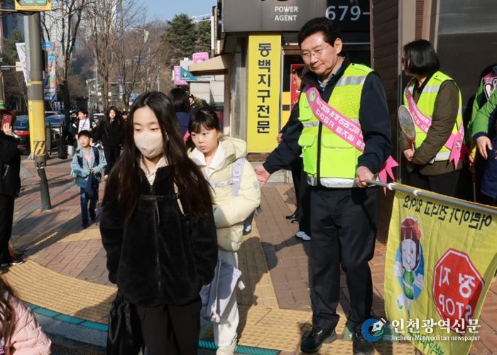 이상일 용인특례시장이 23일 기흥구 동막초등학교 앞에서 교통지도봉사를 하고 있다
