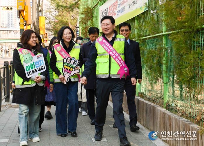 이상일 용인특례시장이 24일 동백초등학교에서 학생들의 안전한 등교를 위한 교통지도봉사에 참석했다.