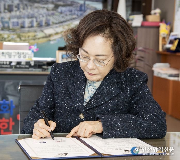 3월 24일 박희영 용산구청장이 구청장실에서 퇴원환자의 지역사회 연계 지원을 위한 업무협약서에 서명하고 있다