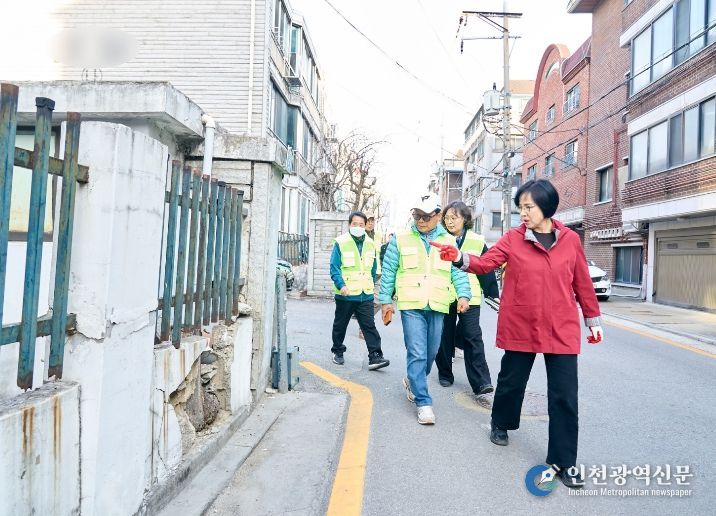 이수희 강동구청장이 지역 주민들과 함께 동(洞)별 현장 안전점검을 실시하고 있다