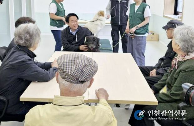 이성헌 서대문구청장이 ‘동물매개치유 프로그램’ 참여자들에게 치료견을 소개하고 있다.