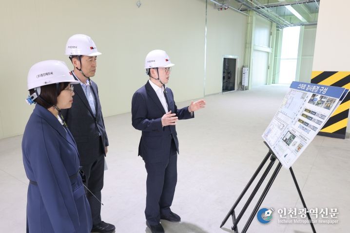 이명구 관세청장(오른쪽)이 27일 김포시 고촌읍에 위치한 서울세관 이사화물 지정장치장 증축공사 현장을 찾아 안전 최우선을 당부하고 있다.
