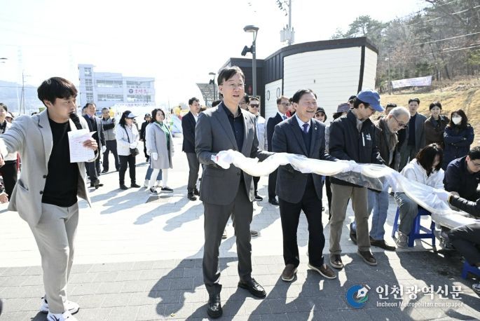 이민근 안산시장(왼쪽 두번째)이 28일 대부북동 구봉도 일원에서 진행된 '봄맞이 골목상권 축제'에서 가래떡 나눔행사에 참여하고 있다.