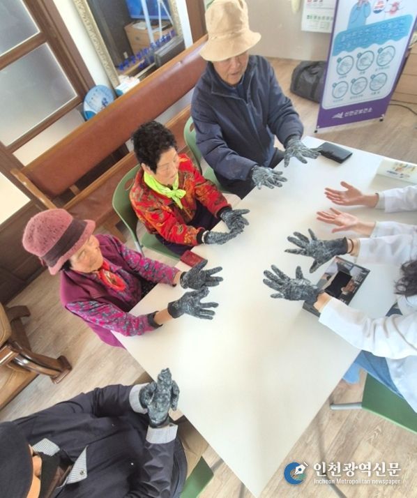 신안군, 경로당 어르신 대상 ‘손 씻기 체험교육’ 실시..