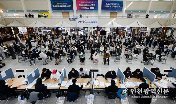 2026년 3월 16일 시청 중앙홀에서 천원주택 예비입주자 접수를 받고 있다