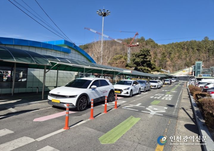 밀양역 택시승강장에서 대기 중인 택시들의 모습