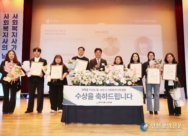 유공자 표창 수상자들이 기념 촬영을 하고 있다.