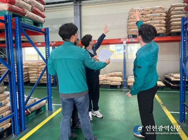 광산구가 산업단지 내 위반건축물 점검을 위해 건축물 현장을 확인하고 있다.