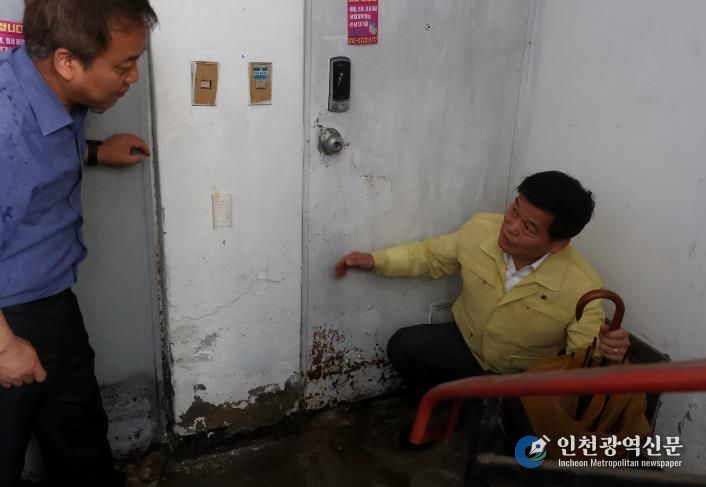 박종효 남동구청장이 침수 취약지역을 현장점검하는 모습