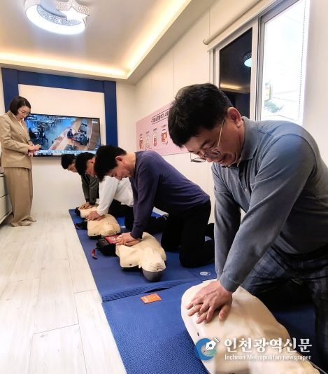 장성군 간부공직자들이 심폐소생술 체험관에서 실습을 받고 있다.