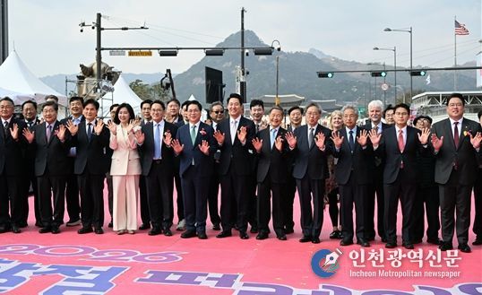오세훈 서울시장이 4일(토), ‘2026년 부활절 퍼레이드’에서 참석자들과 기념 촬영하고 있다.