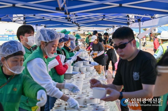 영주시 새마을회가 1만명 분 국수나눔을 하고 있다