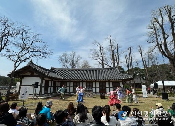 봄 벚꽃과 함께한 공연 ‘옹칼의 비밀’