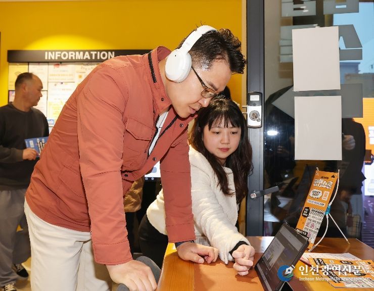 오언석 도봉구청장(가운데)이 ‘평생학습 팝업스쿨’ 오픈행사에서 평생학습 체험활동을 하고 있다