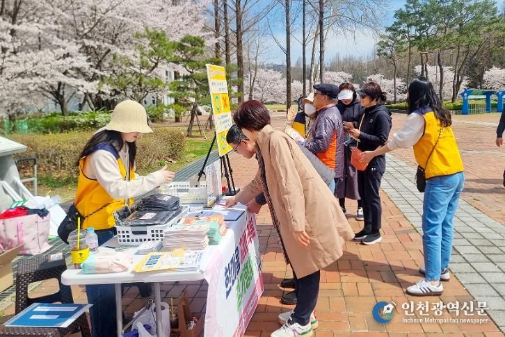 대전 대덕구 치매안심센터는 5일 금강로하스대청공원에서 ‘2026 한마음 치매극복 걷기행사’를 개최했다. 걷기 행사를 마친 참가자들이 치매안심센터 홍보부스를 방문해 치매 인식 개선 퀴즈를 진행하고 있다.