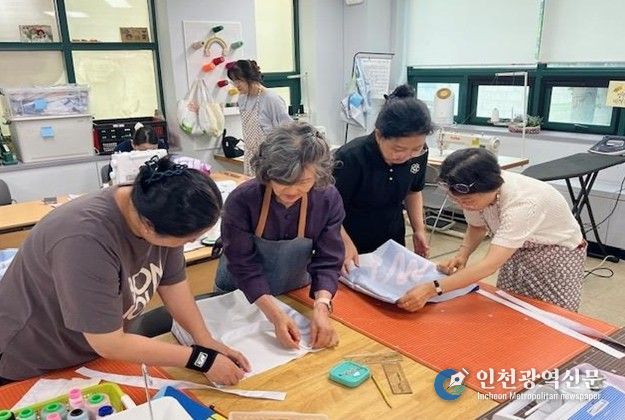 마을공유작업실에서 폐현수막 장바구니를 제작하고 있는 모습