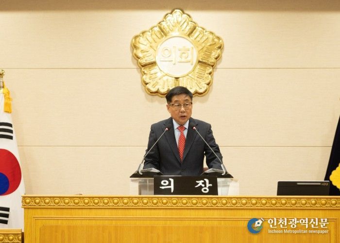 윤창철 의장이 제387회 정례회 제1차 본회의를 주재하고 있다.