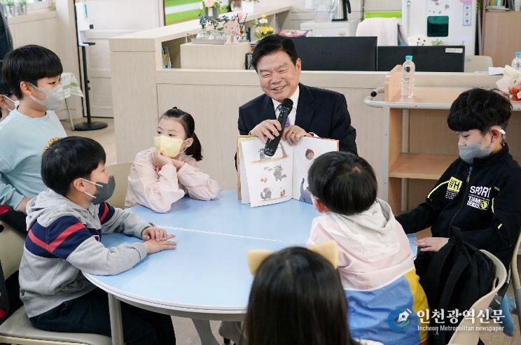 아이들에게 그림책을 읽어 주는 이필형 동대문구청장(동대문구 안평초등학교)