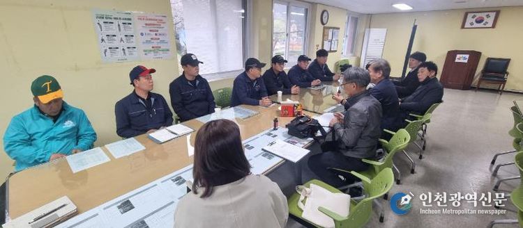 260406 점검전 시설 관리자들과 전문가들이 의견을 나누는 모습