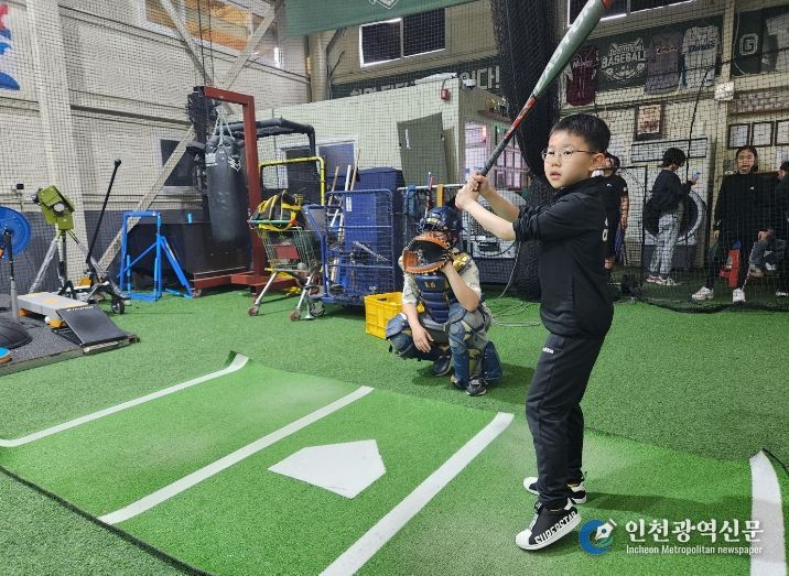 달성군청소년문화의집 체육동아리 운영(지난 4일 진행된 첫 활동 현장. 참여 학생들이 야구 전문 훈련장에서 캐칭 및 타격 연습에 매진 중인 모습.)