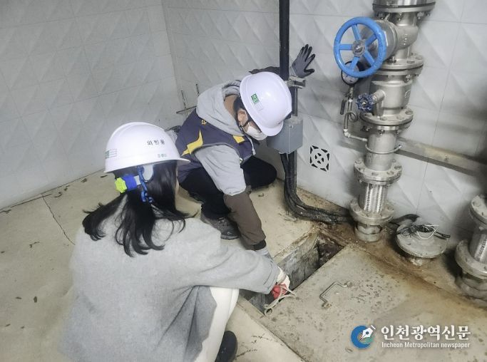 성남시가 한 아파트 건물에 있는 정화조의 악취저감시설 점검 중이다.