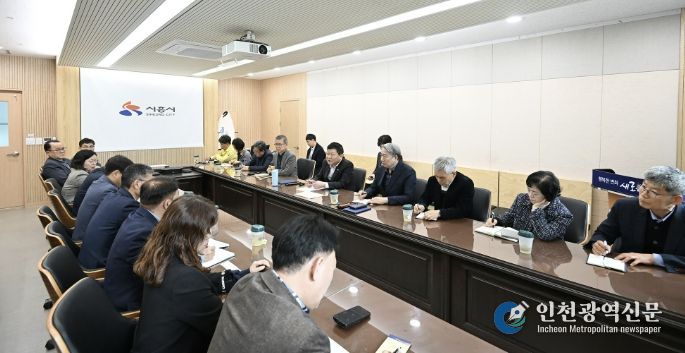 박승삼 시장 권한대행이 6일 시청에서 긴급 간부회의를 열고 발언을 하고 있다