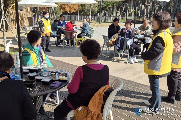 지난해 난곡동 홀몸어르신과 함께 부천자연생태공원에 방문한 모습